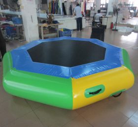 T10-225 สนามเด็กเล่นกลางแจ้ง trampoline วัสดุ Pvc บล็อกลอยทนทาน trampoline น้ำทำให้พอง